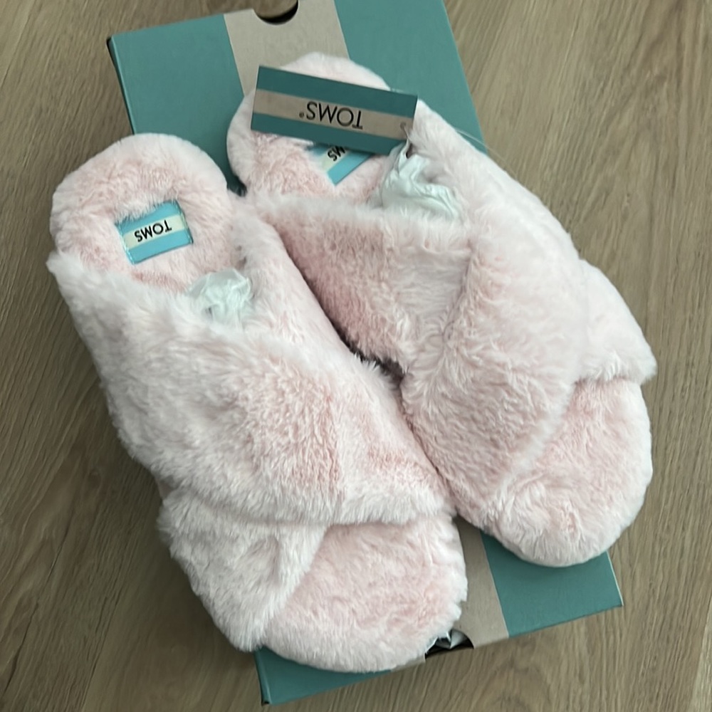 Toms fur slippers new !!! Pink fur cute